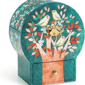 Music box plays  “Santa Lucia”, for 2. 5 minutes